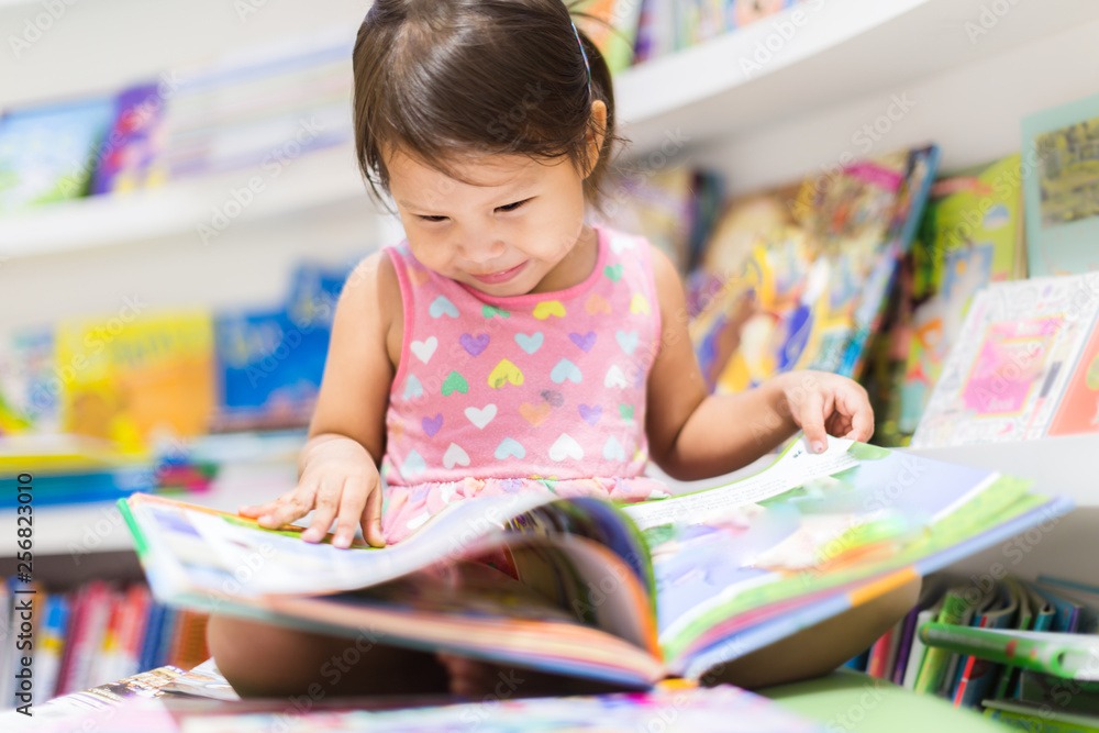 Kind liest ein Buch von Pixi. Kindertagespflege Augsburg